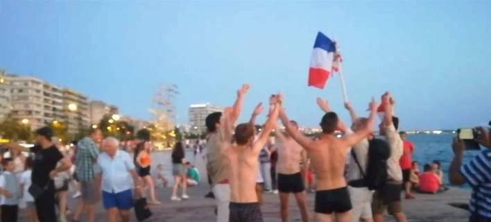 Θεσσαλονίκη: Γάλλοι τουρίστες βούτηξαν στον Θερμαϊκό για να πανηγυρίσουν τη νίκη στο Μουντιάλ (βίντεο)
